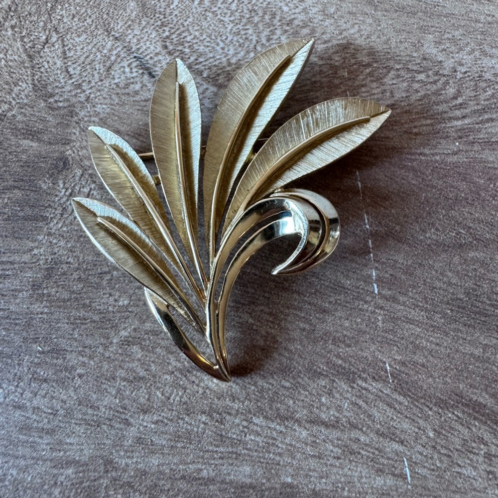 Vintage Crown Trifari Leaf Gold-tone Brushed and Polished Brooch signed Trifari
